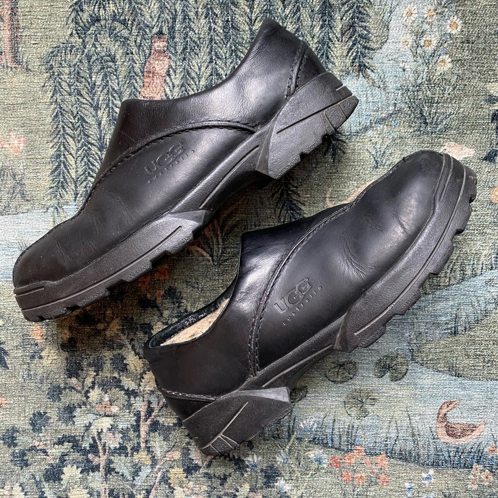 UGG men’s sz 11 sheepskin lined leather slip on loafers / clog / moc